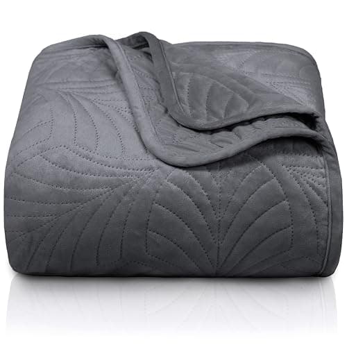 Gräfenstayn Premium Tagesdecke Anthrazit - weich, knitterfrei & pflegeleicht - Nahtlose Steppung & Blatt-Design - Bett &