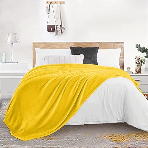 FARFALLAROSSA Oeko-TEX Flauschig Kuscheldecke 130x160 cm - Super Weiche Fleecedecke als Sofaüberwurf - Wohndecke Gelb OE
