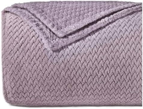 Dreamzie - Flauschig Fleecedecke 100% Polyester - Weicher Haptik - Lila - Kuscheldeko für Sofa und Bett - Großformat 130
