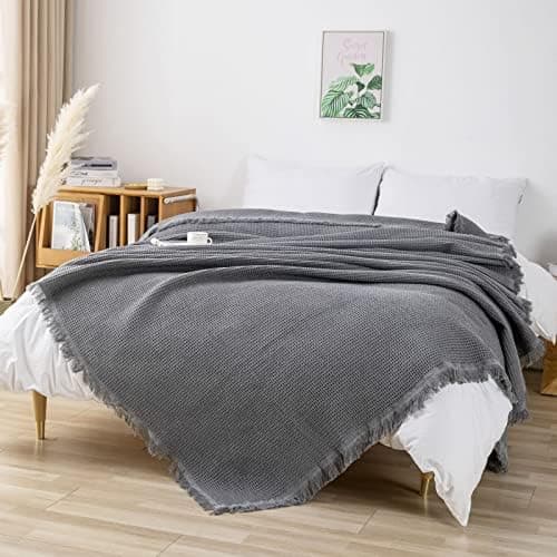 GAOWEI Premium Tagesdecke Grau - Multiwertige Sofa Cover 180x230cm - Dekorative Fransen, Groß Waffelmuster, als Bett- un