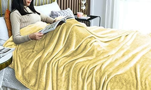 FARFALLAROSSA Oeko-TEX Flauschig Kuscheldecke 130x160 cm - Super Weiche Fleecedecke als Sofaüberwurf - Wohndecke Gelb OE