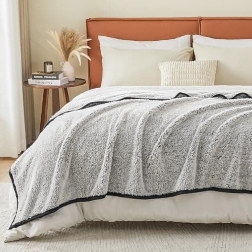 EMME Flauschige Sherpa Kuscheldecke Oeko-Tex 150x200 cm, perfekt für Winterspazieren und Relaxen - doppelseitig weich, l