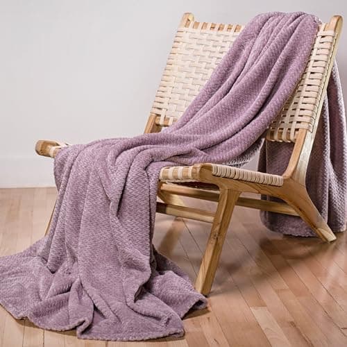 Dreamzie - Flauschig Fleecedecke 100% Polyester - Weicher Haptik - Lila - Kuscheldeko für Sofa und Bett - Großformat 130