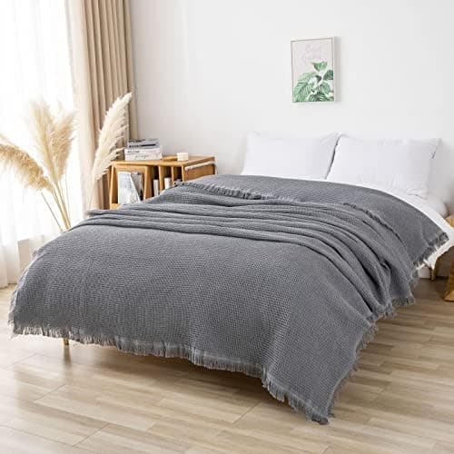 GAOWEI Premium Tagesdecke Grau - Multiwertige Sofa Cover 180x230cm - Dekorative Fransen, Groß Waffelmuster, als Bett- un
