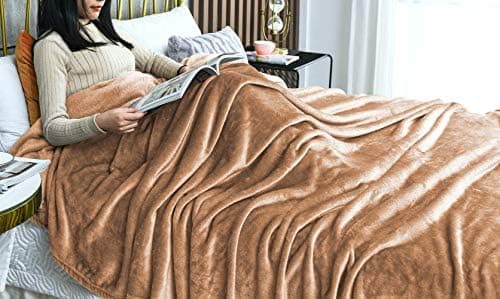 FARFALLAROSSA Oeko-TEX Flauschig Kuscheldecke 130x160 cm - Super Weiche Fleecedecke als Sofaüberwurf - Wohndecke Gelb OE
