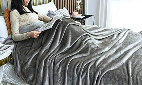 FARFALLAROSSA Oeko-TEX Flauschig Kuscheldecke 130x160 cm - Super Weiche Fleecedecke als Sofaüberwurf - Wohndecke Gelb OE