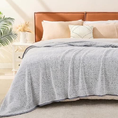 EMME Flauschige Sherpa Kuscheldecke Oeko-Tex 150x200 cm, perfekt für Winterspazieren und Relaxen - doppelseitig weich, l