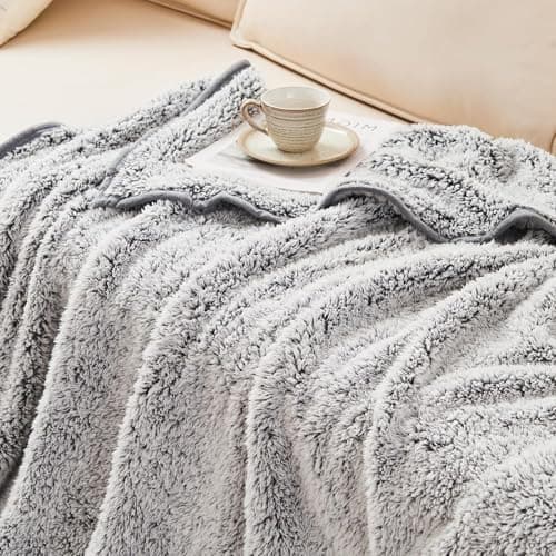 EMME Flauschige Sherpa Kuscheldecke Oeko-Tex 150x200 cm, perfekt für Winterspazieren und Relaxen - doppelseitig weich, l